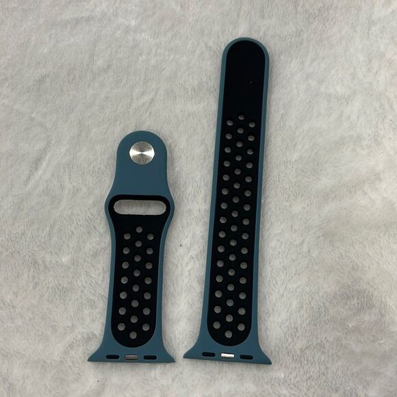 NWOT Apple Watch sports band (42/44) - Picture 2 of 3